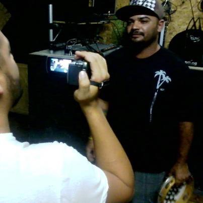 Carcará na viagem entrevistado para o programa da Regina Casé...