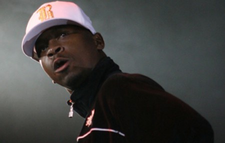 Após abordagem policial suspeita, rapper Du Bronks dá depoimento em delegacia.