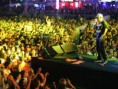 Público balança os braços e canta junto com os Racionais MC's.